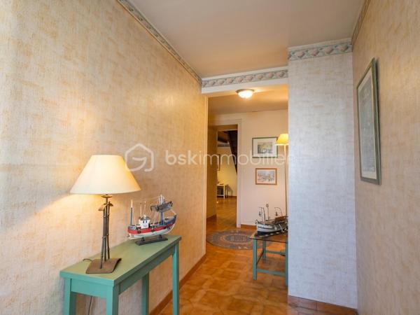 À quelques pas des commerces et des services, cette maison familiale en pierre d'environ 145 m² habitables bénéficie d'un emplacement privilégié en plein cœur de Marennes, permettant de profiter du quotidien à pied.
Le rez-de-chaussée s'organise autour d'une entrée desservant une cuisine aménagée, un salon ouvrant sur une cour intime sans vis-à-vis, une salle à manger lumineuse, une salle d'eau, un WC indépendant ainsi qu'un garage, très appréciable en centre ville. À l'étage, le palier distribue quatre chambres aux volumes confortables, d'environ 10 à 19 m², offrant de nombreuses possibilités d'aménagement pour une famille, un espace de télétravail ou une chambre d'amis. Une salle de bains et un second WC indépendant complètent ce niveau.
Cette maison nécessite des travaux de modernisation et de rafraîchissement. Sa structure est saine et elle a conservé des matériaux de qualité, offrant une excellente base pour un projet de rénovation alliant le charme de l'ancien et le confort actuel.
Actuellement à usage de bureaux, l'ensemble des pièces et éléments de la maison d'habitation d'origine ont été conservés.