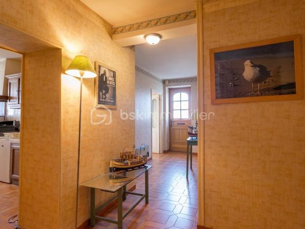 À quelques pas des commerces et des services, cette maison familiale en pierre d'environ 145 m² habitables bénéficie d'un emplacement privilégié en plein cœur de Marennes, permettant de profiter du quotidien à pied.
Le rez-de-chaussée s'organise autour d'une entrée desservant une cuisine aménagée, un salon ouvrant sur une cour intime sans vis-à-vis, une salle à manger lumineuse, une salle d'eau, un WC indépendant ainsi qu'un garage, très appréciable en centre ville. À l'étage, le palier distribue quatre chambres aux volumes confortables, d'environ 10 à 19 m², offrant de nombreuses possibilités d'aménagement pour une famille, un espace de télétravail ou une chambre d'amis. Une salle de bains et un second WC indépendant complètent ce niveau.
Cette maison nécessite des travaux de modernisation et de rafraîchissement. Sa structure est saine et elle a conservé des matériaux de qualité, offrant une excellente base pour un projet de rénovation alliant le charme de l'ancien et le confort actuel.
Actuellement à usage de bureaux, l'ensemble des pièces et éléments de la maison d'habitation d'origine ont été conservés.