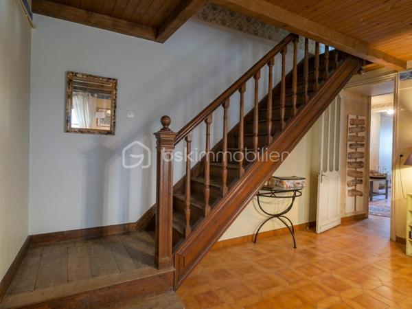 À quelques pas des commerces et des services, cette maison familiale en pierre d'environ 145 m² habitables bénéficie d'un emplacement privilégié en plein cœur de Marennes, permettant de profiter du quotidien à pied.
Le rez-de-chaussée s'organise autour d'une entrée desservant une cuisine aménagée, un salon ouvrant sur une cour intime sans vis-à-vis, une salle à manger lumineuse, une salle d'eau, un WC indépendant ainsi qu'un garage, très appréciable en centre ville. À l'étage, le palier distribue quatre chambres aux volumes confortables, d'environ 10 à 19 m², offrant de nombreuses possibilités d'aménagement pour une famille, un espace de télétravail ou une chambre d'amis. Une salle de bains et un second WC indépendant complètent ce niveau.
Cette maison nécessite des travaux de modernisation et de rafraîchissement. Sa structure est saine et elle a conservé des matériaux de qualité, offrant une excellente base pour un projet de rénovation alliant le charme de l'ancien et le confort actuel.
Actuellement à usage de bureaux, l'ensemble des pièces et éléments de la maison d'habitation d'origine ont été conservés.