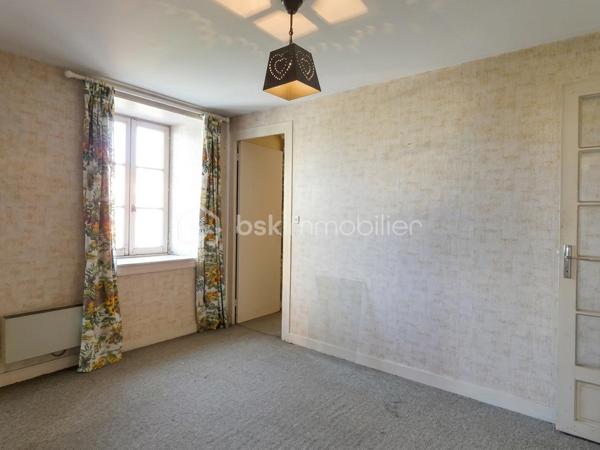 À quelques pas des commerces et des services, cette maison familiale en pierre d'environ 145 m² habitables bénéficie d'un emplacement privilégié en plein cœur de Marennes, permettant de profiter du quotidien à pied.
Le rez-de-chaussée s'organise autour d'une entrée desservant une cuisine aménagée, un salon ouvrant sur une cour intime sans vis-à-vis, une salle à manger lumineuse, une salle d'eau, un WC indépendant ainsi qu'un garage, très appréciable en centre ville. À l'étage, le palier distribue quatre chambres aux volumes confortables, d'environ 10 à 19 m², offrant de nombreuses possibilités d'aménagement pour une famille, un espace de télétravail ou une chambre d'amis. Une salle de bains et un second WC indépendant complètent ce niveau.
Cette maison nécessite des travaux de modernisation et de rafraîchissement. Sa structure est saine et elle a conservé des matériaux de qualité, offrant une excellente base pour un projet de rénovation alliant le charme de l'ancien et le confort actuel.
Actuellement à usage de bureaux, l'ensemble des pièces et éléments de la maison d'habitation d'origine ont été conservés.