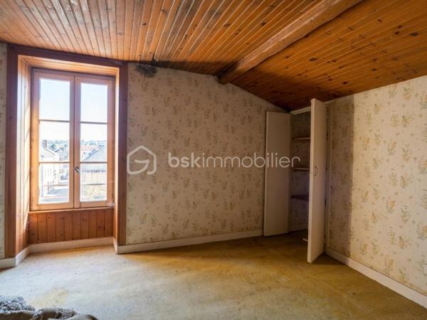 À quelques pas des commerces et des services, cette maison familiale en pierre d'environ 145 m² habitables bénéficie d'un emplacement privilégié en plein cœur de Marennes, permettant de profiter du quotidien à pied.
Le rez-de-chaussée s'organise autour d'une entrée desservant une cuisine aménagée, un salon ouvrant sur une cour intime sans vis-à-vis, une salle à manger lumineuse, une salle d'eau, un WC indépendant ainsi qu'un garage, très appréciable en centre ville. À l'étage, le palier distribue quatre chambres aux volumes confortables, d'environ 10 à 19 m², offrant de nombreuses possibilités d'aménagement pour une famille, un espace de télétravail ou une chambre d'amis. Une salle de bains et un second WC indépendant complètent ce niveau.
Cette maison nécessite des travaux de modernisation et de rafraîchissement. Sa structure est saine et elle a conservé des matériaux de qualité, offrant une excellente base pour un projet de rénovation alliant le charme de l'ancien et le confort actuel.
Actuellement à usage de bureaux, l'ensemble des pièces et éléments de la maison d'habitation d'origine ont été conservés.