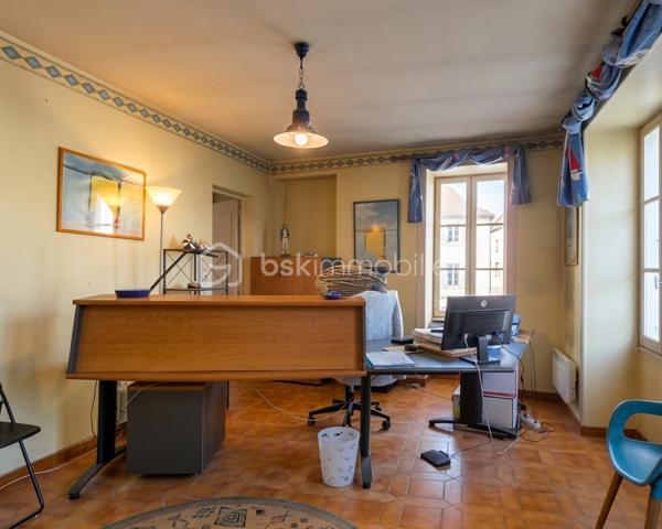 À quelques pas des commerces et des services, cette maison familiale en pierre d'environ 145 m² habitables bénéficie d'un emplacement privilégié en plein cœur de Marennes, permettant de profiter du quotidien à pied.
Le rez-de-chaussée s'organise autour d'une entrée desservant une cuisine aménagée, un salon ouvrant sur une cour intime sans vis-à-vis, une salle à manger lumineuse, une salle d'eau, un WC indépendant ainsi qu'un garage, très appréciable en centre ville. À l'étage, le palier distribue quatre chambres aux volumes confortables, d'environ 10 à 19 m², offrant de nombreuses possibilités d'aménagement pour une famille, un espace de télétravail ou une chambre d'amis. Une salle de bains et un second WC indépendant complètent ce niveau.
Cette maison nécessite des travaux de modernisation et de rafraîchissement. Sa structure est saine et elle a conservé des matériaux de qualité, offrant une excellente base pour un projet de rénovation alliant le charme de l'ancien et le confort actuel.
Actuellement à usage de bureaux, l'ensemble des pièces et éléments de la maison d'habitation d'origine ont été conservés.