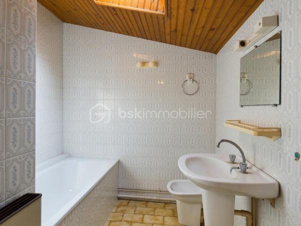 À quelques pas des commerces et des services, cette maison familiale en pierre d'environ 145 m² habitables bénéficie d'un emplacement privilégié en plein cœur de Marennes, permettant de profiter du quotidien à pied.
Le rez-de-chaussée s'organise autour d'une entrée desservant une cuisine aménagée, un salon ouvrant sur une cour intime sans vis-à-vis, une salle à manger lumineuse, une salle d'eau, un WC indépendant ainsi qu'un garage, très appréciable en centre ville. À l'étage, le palier distribue quatre chambres aux volumes confortables, d'environ 10 à 19 m², offrant de nombreuses possibilités d'aménagement pour une famille, un espace de télétravail ou une chambre d'amis. Une salle de bains et un second WC indépendant complètent ce niveau.
Cette maison nécessite des travaux de modernisation et de rafraîchissement. Sa structure est saine et elle a conservé des matériaux de qualité, offrant une excellente base pour un projet de rénovation alliant le charme de l'ancien et le confort actuel.
Actuellement à usage de bureaux, l'ensemble des pièces et éléments de la maison d'habitation d'origine ont été conservés.