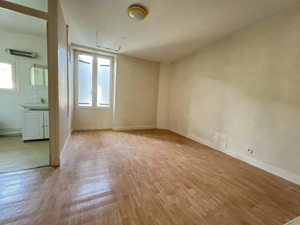 Vente                                                      Maison de village
                        
                     3 pièces                      81 m2                     à Gouex