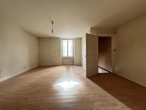 Vente                                                      Maison de village
                        
                     3 pièces                      81 m2                     à Gouex