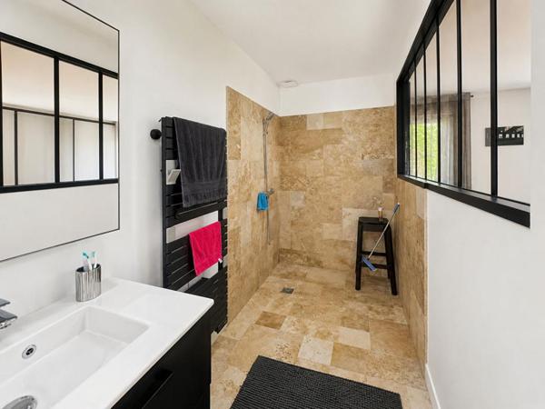 Propriété en pierre 290 m² avec gîte, dépendances, piscine et 4 ha