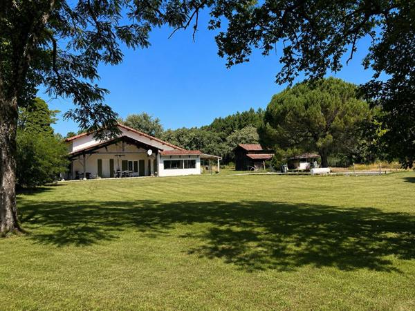 Propriété en pierre 290 m² avec gîte, dépendances, piscine et 4 ha