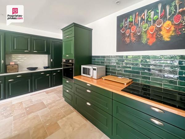 Propriété en pierre 290 m² avec gîte, dépendances, piscine et 4 ha
