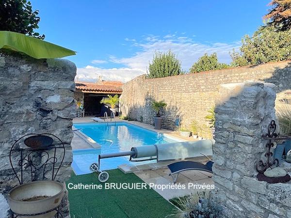 Charme et quiétude pour cette propriété de 148 m2 4 chambres dépendance piscine jardin