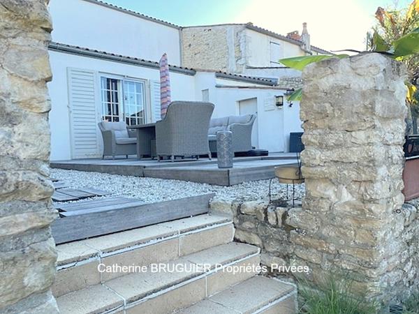 Charme et quiétude pour cette propriété de 148 m2 4 chambres dépendance piscine jardin