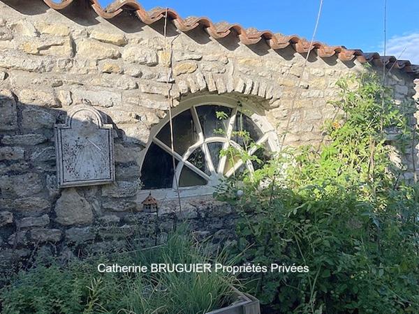 Charme et quiétude pour cette propriété de 148 m2 4 chambres dépendance piscine jardin