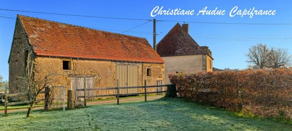 Entre Charolles, La Clayette et Paray le Monial, ancien corps de ferme en pierres, à rénover, sur parcelle de terrain de 900 m² environ.
