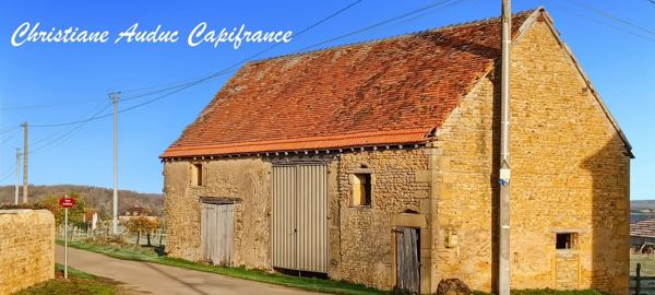 Entre Charolles, La Clayette et Paray le Monial, ancien corps de ferme en pierres, à rénover, sur parcelle de terrain de 900 m² environ.