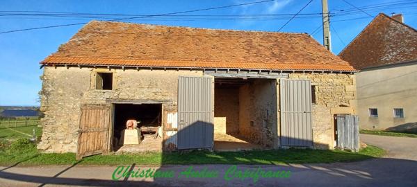 Entre Charolles, La Clayette et Paray le Monial, ancien corps de ferme en pierres, à rénover, sur parcelle de terrain de 900 m² environ.