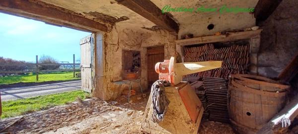 Entre Charolles, La Clayette et Paray le Monial, ancien corps de ferme en pierres, à rénover, sur parcelle de terrain de 900 m² environ.