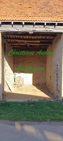 Entre Charolles, La Clayette et Paray le Monial, ancien corps de ferme en pierres, à rénover, sur parcelle de terrain de 900 m² environ.