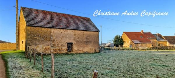 Entre Charolles, La Clayette et Paray le Monial, ancien corps de ferme en pierres, à rénover, sur parcelle de terrain de 900 m² environ.