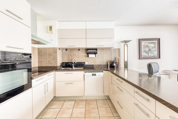 Très bel appartement 4 pièces de 90.36 m² à Emerainville dans la résidence de l'Orangerie au deuxième et dernier étage.