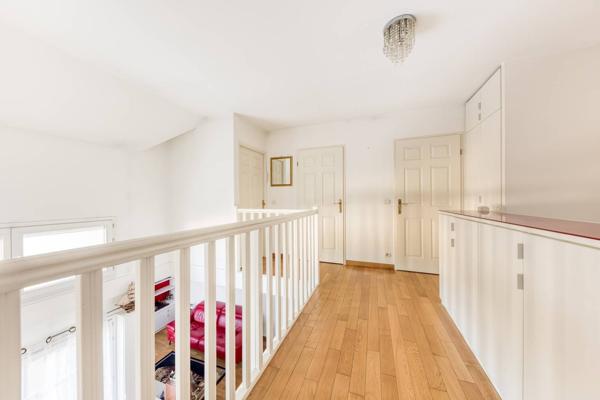 Très bel appartement 4 pièces de 90.36 m² à Emerainville dans la résidence de l'Orangerie au deuxième et dernier étage.