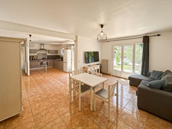 VILLA INDIVIDUELLE 4 PIECES AU CALME SUR 638 M² DE TERRAIN AVEC PISCINE