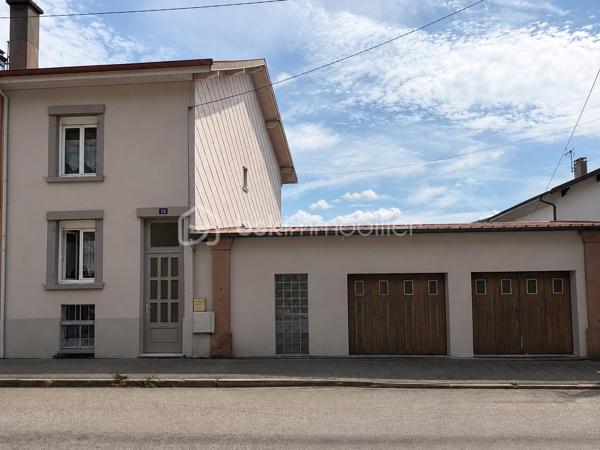 Maison familiale avec combles aménagés, dépendance, garage et terrain

Cette maison spacieuse et lumineuse offre de beaux volumes et de nombreuses possibilités d’aménagement. Idéale pour une famille ou un projet d’investissement.

Description:

Au rez-de-chaussée :
Entrée
Cuisine
Salon / séjour
Salle de bains

À l’étage :
Deux chambres

Les combles ont été entièrement aménagés en un bel espace lumineux, parfait pour une chambre supplémentaire, un bureau, une salle de jeux ou un espace détente.
La maison dispose également :
d’une cave,
de deux garages,
d’une dépendance offrant de nombreuses possibilités (atelier, stockage, aménagement…),
d’un terrain de 596 m², arboré et clôturé 

Les + du bien
Combles aménagés avec velux 
1 Dépendance 
2 Garages
1 Cave un Terrain clos de 596 m² une Maison bien entretenue Proche des écoles, commerces et services
