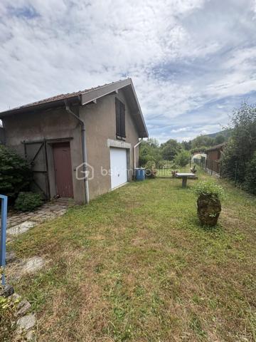 Maison familiale avec combles aménagés, dépendance, garage et terrain

Cette maison spacieuse et lumineuse offre de beaux volumes et de nombreuses possibilités d’aménagement. Idéale pour une famille ou un projet d’investissement.

Description:

Au rez-de-chaussée :
Entrée
Cuisine
Salon / séjour
Salle de bains

À l’étage :
Deux chambres

Les combles ont été entièrement aménagés en un bel espace lumineux, parfait pour une chambre supplémentaire, un bureau, une salle de jeux ou un espace détente.
La maison dispose également :
d’une cave,
de deux garages,
d’une dépendance offrant de nombreuses possibilités (atelier, stockage, aménagement…),
d’un terrain de 596 m², arboré et clôturé 

Les + du bien
Combles aménagés avec velux 
1 Dépendance 
2 Garages
1 Cave un Terrain clos de 596 m² une Maison bien entretenue Proche des écoles, commerces et services
