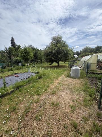 Maison familiale avec combles aménagés, dépendance, garage et terrain

Cette maison spacieuse et lumineuse offre de beaux volumes et de nombreuses possibilités d’aménagement. Idéale pour une famille ou un projet d’investissement.

Description:

Au rez-de-chaussée :
Entrée
Cuisine
Salon / séjour
Salle de bains

À l’étage :
Deux chambres

Les combles ont été entièrement aménagés en un bel espace lumineux, parfait pour une chambre supplémentaire, un bureau, une salle de jeux ou un espace détente.
La maison dispose également :
d’une cave,
de deux garages,
d’une dépendance offrant de nombreuses possibilités (atelier, stockage, aménagement…),
d’un terrain de 596 m², arboré et clôturé 

Les + du bien
Combles aménagés avec velux 
1 Dépendance 
2 Garages
1 Cave un Terrain clos de 596 m² une Maison bien entretenue Proche des écoles, commerces et services