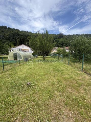 Maison familiale avec combles aménagés, dépendance, garage et terrain

Cette maison spacieuse et lumineuse offre de beaux volumes et de nombreuses possibilités d’aménagement. Idéale pour une famille ou un projet d’investissement.

Description:

Au rez-de-chaussée :
Entrée
Cuisine
Salon / séjour
Salle de bains

À l’étage :
Deux chambres

Les combles ont été entièrement aménagés en un bel espace lumineux, parfait pour une chambre supplémentaire, un bureau, une salle de jeux ou un espace détente.
La maison dispose également :
d’une cave,
de deux garages,
d’une dépendance offrant de nombreuses possibilités (atelier, stockage, aménagement…),
d’un terrain de 596 m², arboré et clôturé 

Les + du bien
Combles aménagés avec velux 
1 Dépendance 
2 Garages
1 Cave un Terrain clos de 596 m² une Maison bien entretenue Proche des écoles, commerces et services