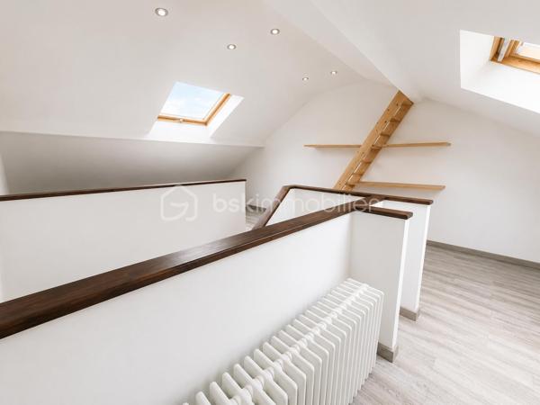 Maison familiale avec combles aménagés, dépendance, garage et terrain

Cette maison spacieuse et lumineuse offre de beaux volumes et de nombreuses possibilités d’aménagement. Idéale pour une famille ou un projet d’investissement.

Description:

Au rez-de-chaussée :
Entrée
Cuisine
Salon / séjour
Salle de bains

À l’étage :
Deux chambres

Les combles ont été entièrement aménagés en un bel espace lumineux, parfait pour une chambre supplémentaire, un bureau, une salle de jeux ou un espace détente.
La maison dispose également :
d’une cave,
de deux garages,
d’une dépendance offrant de nombreuses possibilités (atelier, stockage, aménagement…),
d’un terrain de 596 m², arboré et clôturé 

Les + du bien
Combles aménagés avec velux 
1 Dépendance 
2 Garages
1 Cave un Terrain clos de 596 m² une Maison bien entretenue Proche des écoles, commerces et services