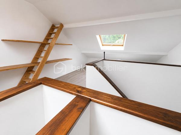 Maison familiale avec combles aménagés, dépendance, garage et terrain

Cette maison spacieuse et lumineuse offre de beaux volumes et de nombreuses possibilités d’aménagement. Idéale pour une famille ou un projet d’investissement.

Description:

Au rez-de-chaussée :
Entrée
Cuisine
Salon / séjour
Salle de bains

À l’étage :
Deux chambres

Les combles ont été entièrement aménagés en un bel espace lumineux, parfait pour une chambre supplémentaire, un bureau, une salle de jeux ou un espace détente.
La maison dispose également :
d’une cave,
de deux garages,
d’une dépendance offrant de nombreuses possibilités (atelier, stockage, aménagement…),
d’un terrain de 596 m², arboré et clôturé 

Les + du bien
Combles aménagés avec velux 
1 Dépendance 
2 Garages
1 Cave un Terrain clos de 596 m² une Maison bien entretenue Proche des écoles, commerces et services