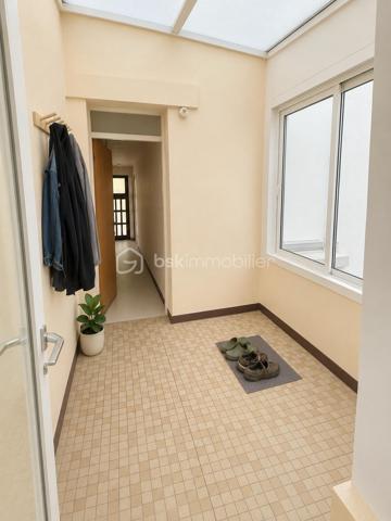 Maison familiale avec combles aménagés, dépendance, garage et terrain

Cette maison spacieuse et lumineuse offre de beaux volumes et de nombreuses possibilités d’aménagement. Idéale pour une famille ou un projet d’investissement.

Description:

Au rez-de-chaussée :
Entrée
Cuisine
Salon / séjour
Salle de bains

À l’étage :
Deux chambres

Les combles ont été entièrement aménagés en un bel espace lumineux, parfait pour une chambre supplémentaire, un bureau, une salle de jeux ou un espace détente.
La maison dispose également :
d’une cave,
de deux garages,
d’une dépendance offrant de nombreuses possibilités (atelier, stockage, aménagement…),
d’un terrain de 596 m², arboré et clôturé 

Les + du bien
Combles aménagés avec velux 
1 Dépendance 
2 Garages
1 Cave un Terrain clos de 596 m² une Maison bien entretenue Proche des écoles, commerces et services