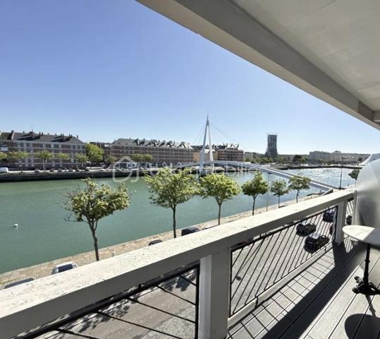 plein centre ville du havre. 2 minutes des transports et commerces. 5 minutes de la plage. cet appartement rend hommage au patrimoine architectural reconstruit par auguste perret . sa terrasse plein sud offre une vue plongeante sur le bassin du commerce. entrée, séjour salon , cuisine ouverte équipée et aménagée , 2 chambres, sdd et wc . idéal residence principale ou secondaire. ascenseur parking  balcon  cave .  eau et chauffage dans les charges .faire proposition !