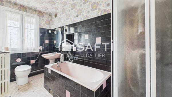 Maison T6 à RAFRAICHIR - 4 Chambres - 2 Garages - Visite Virtuelle et Plans de la Maison Disponibles.