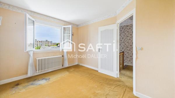 Maison T6 à RAFRAICHIR - 4 Chambres - 2 Garages - Visite Virtuelle et Plans de la Maison Disponibles.