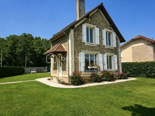 Maison meulière de caractère, 3 chambres – Terrain de 1 700 m² – Garage et atelier

Située à 20 minutes de Meaux, 6 minutes de Lizy-sur-Ourcq, proche des commodités et 12 minutes à pied de la gare direction gare de l’est (ligne P).
Cette authentique maison meulière saura séduire les amateurs de caractère et de tranquillité par son architecture traditionnelle, ses façades en pierre et son vaste jardin de 1700 m² soigneusement entretenu offrant un cadre de vie rare et privilégié.

Vous découvrirez une entrée avec accès à la cave, un agréable espace de vie comprenant un séjour / salle à manger avec une cheminée ouverte et de jolies moulures au plafond et une cuisine aménagée et équipée. À l'étage, le palier dessert trois chambres, une salle d'eau, un WC indépendant et un accès au grenier.
Une buanderie, une cave et une dépendance composée d’un garage d'environ 20 m² avec un atelier de 20 m², offrant de nombreuses possibilités de rangement, de bricolage ou d'aménagement selon vos besoins.

Une propriété rare sur le secteur, idéale pour les amoureux des maisons de caractère à la recherche d'un cadre de vie paisible et d'un vaste jardin.
À découvrir sans tarder !