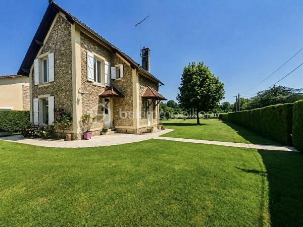 Maison meulière de caractère, 3 chambres – Terrain de 1 700 m² – Garage et atelier

Située à 20 minutes de Meaux, 6 minutes de Lizy-sur-Ourcq, proche des commodités et 12 minutes à pied de la gare direction gare de l’est (ligne P).
Cette authentique maison meulière saura séduire les amateurs de caractère et de tranquillité par son architecture traditionnelle, ses façades en pierre et son vaste jardin de 1700 m² soigneusement entretenu offrant un cadre de vie rare et privilégié.

Vous découvrirez une entrée avec accès à la cave, un agréable espace de vie comprenant un séjour / salle à manger avec une cheminée ouverte et de jolies moulures au plafond et une cuisine aménagée et équipée. À l'étage, le palier dessert trois chambres, une salle d'eau, un WC indépendant et un accès au grenier.
Une buanderie, une cave et une dépendance composée d’un garage d'environ 20 m² avec un atelier de 20 m², offrant de nombreuses possibilités de rangement, de bricolage ou d'aménagement selon vos besoins.

Une propriété rare sur le secteur, idéale pour les amoureux des maisons de caractère à la recherche d'un cadre de vie paisible et d'un vaste jardin.
À découvrir sans tarder !