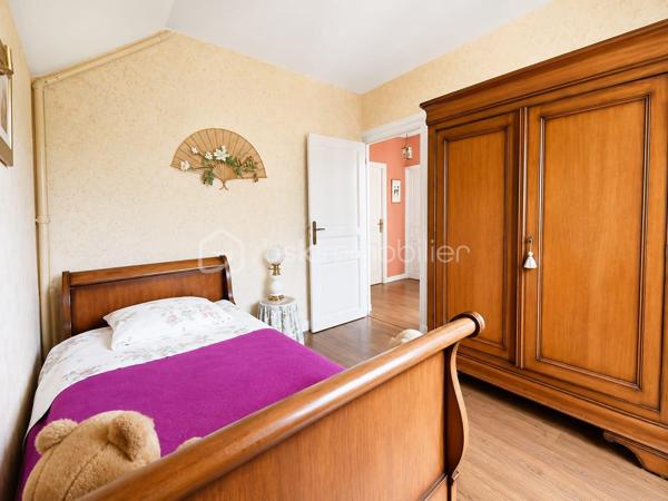 Maison meulière de caractère, 3 chambres – Terrain de 1 700 m² – Garage et atelier

Située à 20 minutes de Meaux, 6 minutes de Lizy-sur-Ourcq, proche des commodités et 12 minutes à pied de la gare direction gare de l’est (ligne P).
Cette authentique maison meulière saura séduire les amateurs de caractère et de tranquillité par son architecture traditionnelle, ses façades en pierre et son vaste jardin de 1700 m² soigneusement entretenu offrant un cadre de vie rare et privilégié.

Vous découvrirez une entrée avec accès à la cave, un agréable espace de vie comprenant un séjour / salle à manger avec une cheminée ouverte et de jolies moulures au plafond et une cuisine aménagée et équipée. À l'étage, le palier dessert trois chambres, une salle d'eau, un WC indépendant et un accès au grenier.
Une buanderie, une cave et une dépendance composée d’un garage d'environ 20 m² avec un atelier de 20 m², offrant de nombreuses possibilités de rangement, de bricolage ou d'aménagement selon vos besoins.

Une propriété rare sur le secteur, idéale pour les amoureux des maisons de caractère à la recherche d'un cadre de vie paisible et d'un vaste jardin.
À découvrir sans tarder !