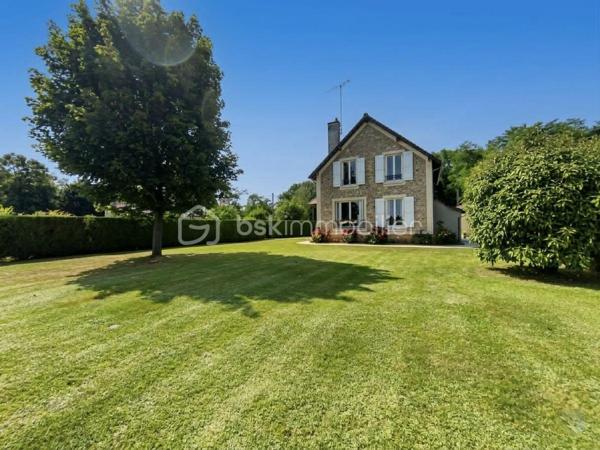 Maison meulière de caractère, 3 chambres – Terrain de 1 700 m² – Garage et atelier

Située à 20 minutes de Meaux, 6 minutes de Lizy-sur-Ourcq, proche des commodités et 12 minutes à pied de la gare direction gare de l’est (ligne P).
Cette authentique maison meulière saura séduire les amateurs de caractère et de tranquillité par son architecture traditionnelle, ses façades en pierre et son vaste jardin de 1700 m² soigneusement entretenu offrant un cadre de vie rare et privilégié.

Vous découvrirez une entrée avec accès à la cave, un agréable espace de vie comprenant un séjour / salle à manger avec une cheminée ouverte et de jolies moulures au plafond et une cuisine aménagée et équipée. À l'étage, le palier dessert trois chambres, une salle d'eau, un WC indépendant et un accès au grenier.
Une buanderie, une cave et une dépendance composée d’un garage d'environ 20 m² avec un atelier de 20 m², offrant de nombreuses possibilités de rangement, de bricolage ou d'aménagement selon vos besoins.

Une propriété rare sur le secteur, idéale pour les amoureux des maisons de caractère à la recherche d'un cadre de vie paisible et d'un vaste jardin.
À découvrir sans tarder !