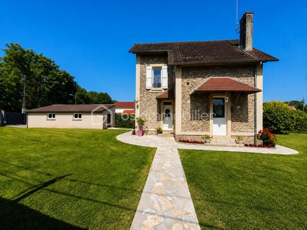 Maison meulière de caractère, 3 chambres – Terrain de 1 700 m² – Garage et atelier

Située à 20 minutes de Meaux, 6 minutes de Lizy-sur-Ourcq, proche des commodités et 12 minutes à pied de la gare direction gare de l’est (ligne P).
Cette authentique maison meulière saura séduire les amateurs de caractère et de tranquillité par son architecture traditionnelle, ses façades en pierre et son vaste jardin de 1700 m² soigneusement entretenu offrant un cadre de vie rare et privilégié.

Vous découvrirez une entrée avec accès à la cave, un agréable espace de vie comprenant un séjour / salle à manger avec une cheminée ouverte et de jolies moulures au plafond et une cuisine aménagée et équipée. À l'étage, le palier dessert trois chambres, une salle d'eau, un WC indépendant et un accès au grenier.
Une buanderie, une cave et une dépendance composée d’un garage d'environ 20 m² avec un atelier de 20 m², offrant de nombreuses possibilités de rangement, de bricolage ou d'aménagement selon vos besoins.

Une propriété rare sur le secteur, idéale pour les amoureux des maisons de caractère à la recherche d'un cadre de vie paisible et d'un vaste jardin.
À découvrir sans tarder !