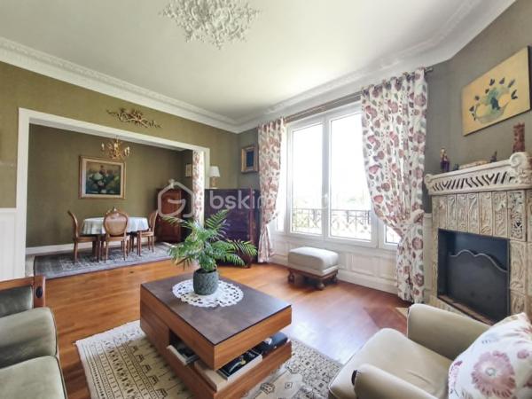 Maison meulière de caractère, 3 chambres – Terrain de 1 700 m² – Garage et atelier

Située à 20 minutes de Meaux, 6 minutes de Lizy-sur-Ourcq, proche des commodités et 12 minutes à pied de la gare direction gare de l’est (ligne P).
Cette authentique maison meulière saura séduire les amateurs de caractère et de tranquillité par son architecture traditionnelle, ses façades en pierre et son vaste jardin de 1700 m² soigneusement entretenu offrant un cadre de vie rare et privilégié.

Vous découvrirez une entrée avec accès à la cave, un agréable espace de vie comprenant un séjour / salle à manger avec une cheminée ouverte et de jolies moulures au plafond et une cuisine aménagée et équipée. À l'étage, le palier dessert trois chambres, une salle d'eau, un WC indépendant et un accès au grenier.
Une buanderie, une cave et une dépendance composée d’un garage d'environ 20 m² avec un atelier de 20 m², offrant de nombreuses possibilités de rangement, de bricolage ou d'aménagement selon vos besoins.

Une propriété rare sur le secteur, idéale pour les amoureux des maisons de caractère à la recherche d'un cadre de vie paisible et d'un vaste jardin.
À découvrir sans tarder !
