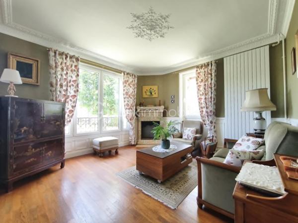 Maison meulière de caractère, 3 chambres – Terrain de 1 700 m² – Garage et atelier

Située à 20 minutes de Meaux, 6 minutes de Lizy-sur-Ourcq, proche des commodités et 12 minutes à pied de la gare direction gare de l’est (ligne P).
Cette authentique maison meulière saura séduire les amateurs de caractère et de tranquillité par son architecture traditionnelle, ses façades en pierre et son vaste jardin de 1700 m² soigneusement entretenu offrant un cadre de vie rare et privilégié.

Vous découvrirez une entrée avec accès à la cave, un agréable espace de vie comprenant un séjour / salle à manger avec une cheminée ouverte et de jolies moulures au plafond et une cuisine aménagée et équipée. À l'étage, le palier dessert trois chambres, une salle d'eau, un WC indépendant et un accès au grenier.
Une buanderie, une cave et une dépendance composée d’un garage d'environ 20 m² avec un atelier de 20 m², offrant de nombreuses possibilités de rangement, de bricolage ou d'aménagement selon vos besoins.

Une propriété rare sur le secteur, idéale pour les amoureux des maisons de caractère à la recherche d'un cadre de vie paisible et d'un vaste jardin.
À découvrir sans tarder !