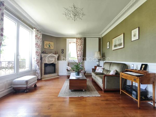 Maison meulière de caractère, 3 chambres – Terrain de 1 700 m² – Garage et atelier

Située à 20 minutes de Meaux, 6 minutes de Lizy-sur-Ourcq, proche des commodités et 12 minutes à pied de la gare direction gare de l’est (ligne P).
Cette authentique maison meulière saura séduire les amateurs de caractère et de tranquillité par son architecture traditionnelle, ses façades en pierre et son vaste jardin de 1700 m² soigneusement entretenu offrant un cadre de vie rare et privilégié.

Vous découvrirez une entrée avec accès à la cave, un agréable espace de vie comprenant un séjour / salle à manger avec une cheminée ouverte et de jolies moulures au plafond et une cuisine aménagée et équipée. À l'étage, le palier dessert trois chambres, une salle d'eau, un WC indépendant et un accès au grenier.
Une buanderie, une cave et une dépendance composée d’un garage d'environ 20 m² avec un atelier de 20 m², offrant de nombreuses possibilités de rangement, de bricolage ou d'aménagement selon vos besoins.

Une propriété rare sur le secteur, idéale pour les amoureux des maisons de caractère à la recherche d'un cadre de vie paisible et d'un vaste jardin.
À découvrir sans tarder !
