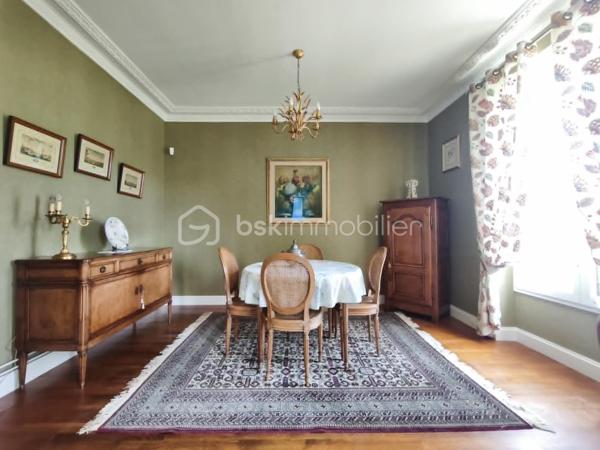 Maison meulière de caractère, 3 chambres – Terrain de 1 700 m² – Garage et atelier

Située à 20 minutes de Meaux, 6 minutes de Lizy-sur-Ourcq, proche des commodités et 12 minutes à pied de la gare direction gare de l’est (ligne P).
Cette authentique maison meulière saura séduire les amateurs de caractère et de tranquillité par son architecture traditionnelle, ses façades en pierre et son vaste jardin de 1700 m² soigneusement entretenu offrant un cadre de vie rare et privilégié.

Vous découvrirez une entrée avec accès à la cave, un agréable espace de vie comprenant un séjour / salle à manger avec une cheminée ouverte et de jolies moulures au plafond et une cuisine aménagée et équipée. À l'étage, le palier dessert trois chambres, une salle d'eau, un WC indépendant et un accès au grenier.
Une buanderie, une cave et une dépendance composée d’un garage d'environ 20 m² avec un atelier de 20 m², offrant de nombreuses possibilités de rangement, de bricolage ou d'aménagement selon vos besoins.

Une propriété rare sur le secteur, idéale pour les amoureux des maisons de caractère à la recherche d'un cadre de vie paisible et d'un vaste jardin.
À découvrir sans tarder !