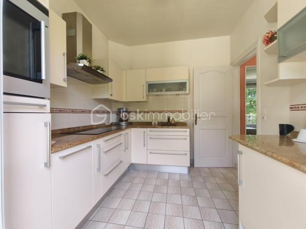 Maison meulière de caractère, 3 chambres – Terrain de 1 700 m² – Garage et atelier

Située à 20 minutes de Meaux, 6 minutes de Lizy-sur-Ourcq, proche des commodités et 12 minutes à pied de la gare direction gare de l’est (ligne P).
Cette authentique maison meulière saura séduire les amateurs de caractère et de tranquillité par son architecture traditionnelle, ses façades en pierre et son vaste jardin de 1700 m² soigneusement entretenu offrant un cadre de vie rare et privilégié.

Vous découvrirez une entrée avec accès à la cave, un agréable espace de vie comprenant un séjour / salle à manger avec une cheminée ouverte et de jolies moulures au plafond et une cuisine aménagée et équipée. À l'étage, le palier dessert trois chambres, une salle d'eau, un WC indépendant et un accès au grenier.
Une buanderie, une cave et une dépendance composée d’un garage d'environ 20 m² avec un atelier de 20 m², offrant de nombreuses possibilités de rangement, de bricolage ou d'aménagement selon vos besoins.

Une propriété rare sur le secteur, idéale pour les amoureux des maisons de caractère à la recherche d'un cadre de vie paisible et d'un vaste jardin.
À découvrir sans tarder !
