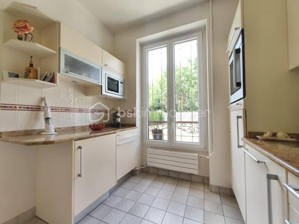 Maison meulière de caractère, 3 chambres – Terrain de 1 700 m² – Garage et atelier

Située à 20 minutes de Meaux, 6 minutes de Lizy-sur-Ourcq, proche des commodités et 12 minutes à pied de la gare direction gare de l’est (ligne P).
Cette authentique maison meulière saura séduire les amateurs de caractère et de tranquillité par son architecture traditionnelle, ses façades en pierre et son vaste jardin de 1700 m² soigneusement entretenu offrant un cadre de vie rare et privilégié.

Vous découvrirez une entrée avec accès à la cave, un agréable espace de vie comprenant un séjour / salle à manger avec une cheminée ouverte et de jolies moulures au plafond et une cuisine aménagée et équipée. À l'étage, le palier dessert trois chambres, une salle d'eau, un WC indépendant et un accès au grenier.
Une buanderie, une cave et une dépendance composée d’un garage d'environ 20 m² avec un atelier de 20 m², offrant de nombreuses possibilités de rangement, de bricolage ou d'aménagement selon vos besoins.

Une propriété rare sur le secteur, idéale pour les amoureux des maisons de caractère à la recherche d'un cadre de vie paisible et d'un vaste jardin.
À découvrir sans tarder !