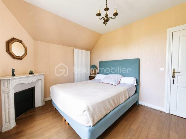 Maison meulière de caractère, 3 chambres – Terrain de 1 700 m² – Garage et atelier

Située à 20 minutes de Meaux, 6 minutes de Lizy-sur-Ourcq, proche des commodités et 12 minutes à pied de la gare direction gare de l’est (ligne P).
Cette authentique maison meulière saura séduire les amateurs de caractère et de tranquillité par son architecture traditionnelle, ses façades en pierre et son vaste jardin de 1700 m² soigneusement entretenu offrant un cadre de vie rare et privilégié.

Vous découvrirez une entrée avec accès à la cave, un agréable espace de vie comprenant un séjour / salle à manger avec une cheminée ouverte et de jolies moulures au plafond et une cuisine aménagée et équipée. À l'étage, le palier dessert trois chambres, une salle d'eau, un WC indépendant et un accès au grenier.
Une buanderie, une cave et une dépendance composée d’un garage d'environ 20 m² avec un atelier de 20 m², offrant de nombreuses possibilités de rangement, de bricolage ou d'aménagement selon vos besoins.

Une propriété rare sur le secteur, idéale pour les amoureux des maisons de caractère à la recherche d'un cadre de vie paisible et d'un vaste jardin.
À découvrir sans tarder !