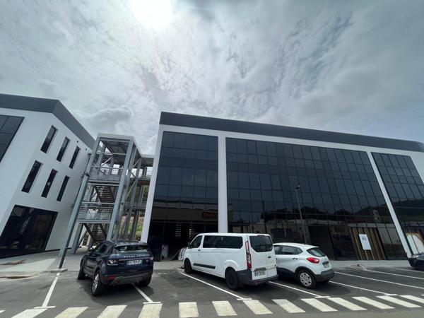 Droit au bail, local professionnel aménagé, neuf.