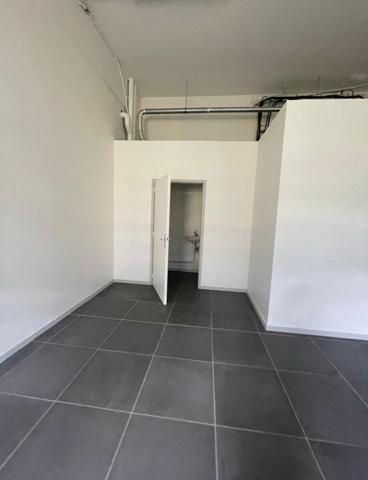 Droit au bail, local professionnel aménagé, neuf.