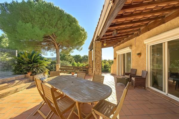 Maison familiale de 175 m² avec piscine, dépendances et aperçu mer – Six-Fours-les-Plages