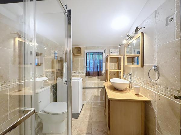 Maison familiale de 175 m² avec piscine, dépendances et aperçu mer – Six-Fours-les-Plages